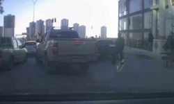 Trafikte tartıştıkları sürücünün aracına saldırdılar