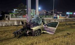 Tramvay Hatında Direğe Çarpan Araç Büküldü: 1 Kişi Yaralı