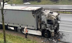 Tuzla'da Seyir Halindeki Tırda Yangın Çıktı