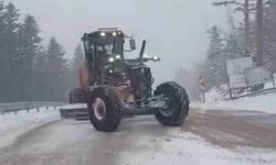 Uludağ'da Bayramda Kar Yağışı: Yollar Beyaza Büründü, Ekipler Harekete Geçti