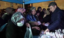 Vali Önder Bakan, vatandaşlara cami bahçesinde ve kütüphanede simit ile ayran ikram etti