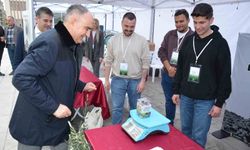 Vali Özkan, atık pil teslim ederek zeytin fidanı aldı