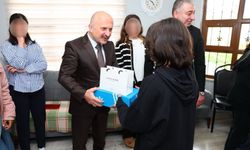 Vali Varol, çocuk yuvalarındaki miniklere hediyelerini sundu