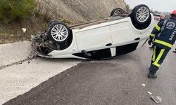 Yağmur sonrası kaygan yolda kontrolden çıkan araç takla attı