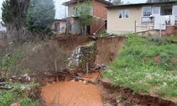 Yağmur Sularının Taşırdığı Dere, Toprak Kaymasına Neden Oldu