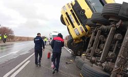 Yağmurda Kontrolden Çıkan Balık Yemi Yüklü Tır Devrildi