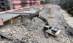 Yangın hasarı gören eski hastane binası 3 yıl sonra yıkılıyor