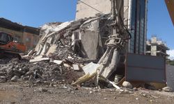 Yıkım İşlemine Son Noktayı Koyan İş Makinesi, 7 Katlı Bina ile Yüzleşti