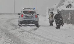 Yoğun Kar Yağışıyla Mahsur Kalan Aileye Emniyet Müdahale Etti