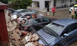Yoğun yağış duvarı yıktı: 5 araç hasar gördü