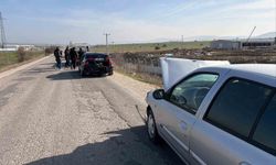 Yolda bulunan kalas parçası trafik kazasına yol açtı, 2 kişi yaralandı