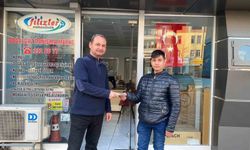 Yolda düşen paralarını toplayan esnaf, sahibine haberle ulaştı