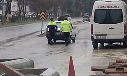 Yolda Kalan Sürücüye Polis Ekiplerinden Destek