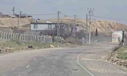 Yolda meydana gelen çukurlar sürücülere zor anlar yaşatıyor