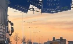 Yönlendirme tabelasına çarpan tırın dorse kısmı yola düştü