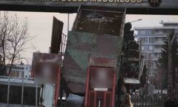 Yüksek Yük Taşıyan TIR Üst Geçidi Geçemedi