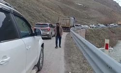 Yüksekova-Van kara yolunda heyelan nedeniyle ulaşımda aksama yaşandı
