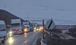 Yüksekova'da Heyelan Karayolunu Kapattı, İlçenin Diğer Şehirlere Ulaşımı Kesildi