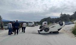 80 yaşındaki sürücü takla atan araçtan yaralı olarak kurtuldu