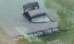 Adana'da otomobil sulama havuzuna düştü