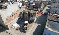 Akdeniz Belediyesi, terkedilmiş binaları güvenli bir şekilde yıkıyor