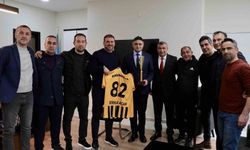 Aliağa Masterler, Şampiyonluk Kupasını Başkan Acar'a Takdim Etti