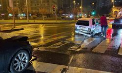 Alkollü sürücü kırmızı ışıkta bekleyen araca çarptı: 1 yaralı