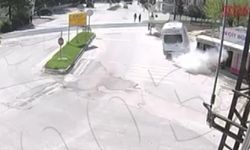 Amasya'da servis minibüsü kaldırıma çarptı: İki genç kızın kazadan saniyelerle kurtulduğu an güvenlik kamerasında