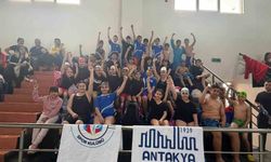 Antakya Belediyesi yüzme takımı madalyaları topladı