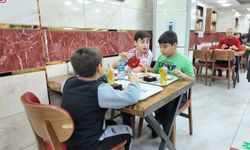 Avcılar'da bir işletme, 23 Nisan'da çocuklara ücretsiz yemek sundu