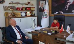 Babadağ'da başkanlık koltuğu çocukların geleceği Muhammet'e teslim edildi