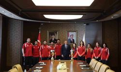 Bakan Bak, Avrupa şampiyonu güreşçileri kabul etti