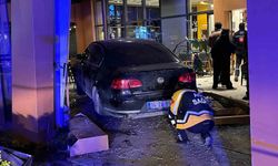 Bakırköy'de otomobil kafe duvarına çarptı: 6 yaralı