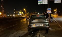 Bakırköy'de otomobil, tıra çarptı: 1 yaralı