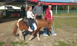 Balıkesir'de Çocuklar At Binerken Eğlencenin Tadını Çıkarıyor