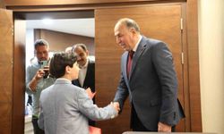 Başkan Arslan, koltuğunu öğrenci Harun Alp'e bıraktı