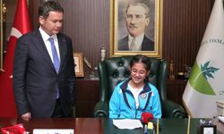 Başkan Aydın, çocuklara koltuğunu devretti