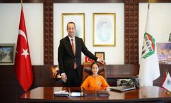 Başkan Ekim, çocuklara koltuğunu bıraktı