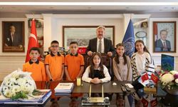 Başkan Palancıoğlu, koltuğunu genç Toprak'a devretti