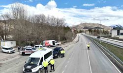 Bayburt'ta emniyet ve jandarma ortak trafik denetimi yaptı