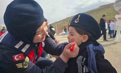 Bayburt'ta jandarma 23 Nisan'ı köy okulu öğrencileriyle kutladı