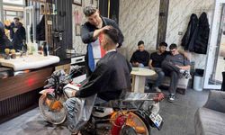 Berber koltuğunu motosiklete dönüştüren genç, gençlerden yoğun ilgi topladı