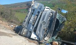 Beton mikseri yoldan çıktı, şarampole düştü