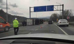 Bilecik'te devrilen tır, trafiği olumsuz etkiledi