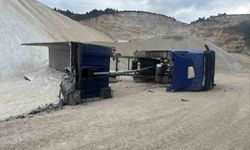 Bilecik'te Kum Boşaltırken Devrilen Kamyonda İş Kazası: 1 Yaralı