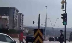 Bir adım daha, kaza teğet geçti: Kırmızı ışıkta yola fırladı, facia önlendi