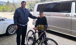 Bisikletini depremzede çocuğa bağışladı