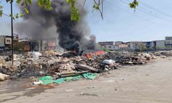 Buca'da sanayi atıkları alanında çıkan yangın paniğe neden oldu