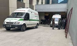 Burdur'daki feci kazada 7 kişinin hayatını kaybetmesi sonrası morg önünde acılı bekleyiş