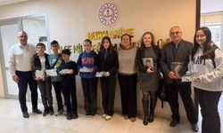 Burhaniye'de ödül alan öğrenciler büyük bir başarıya imza attı